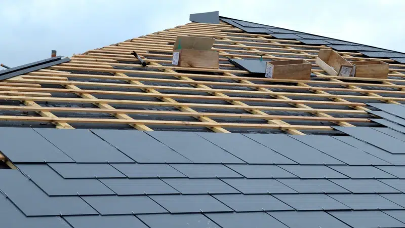 Installation de panneaux solaires sur un toit