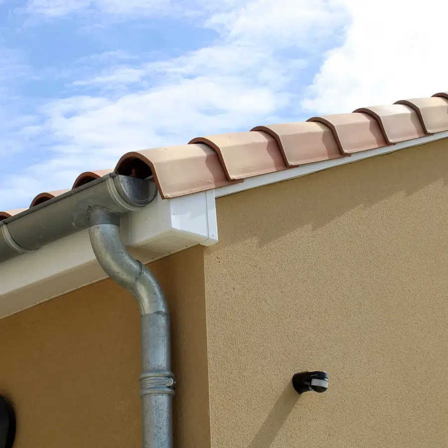 Gouttière sur toit en tuiles
