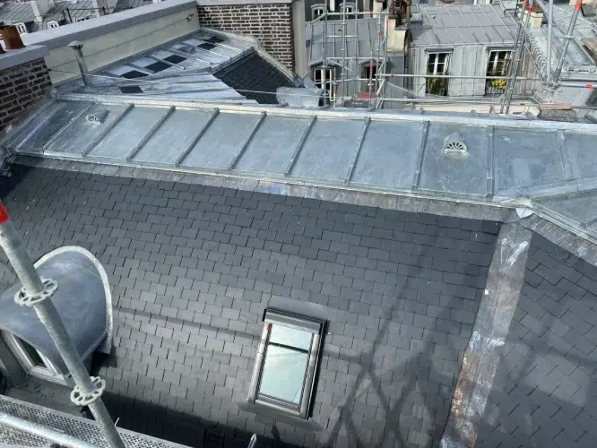 Toit en ardoise et zinc avec fenêtre de toit