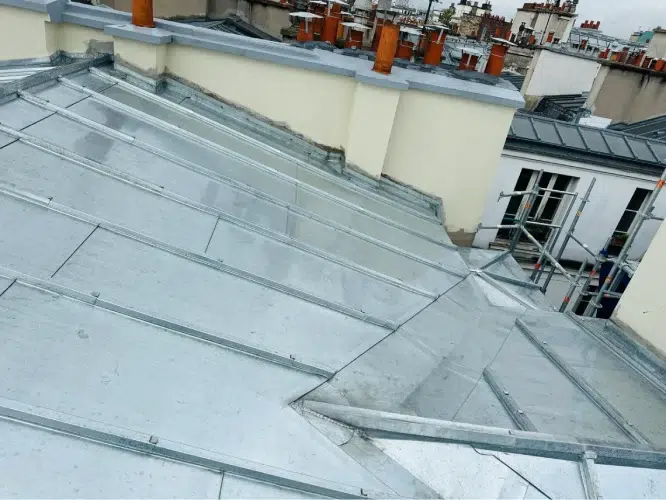 Toit en zinc avec cheminées