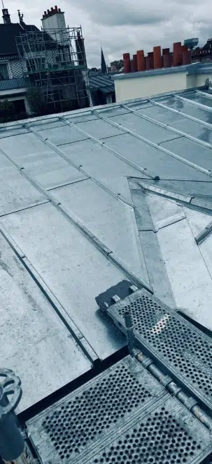 Toit en métal avec échafaudage